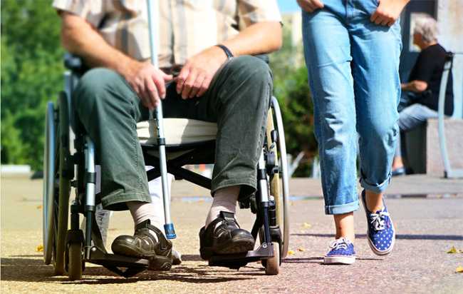 disabile carrozzina marciapiede