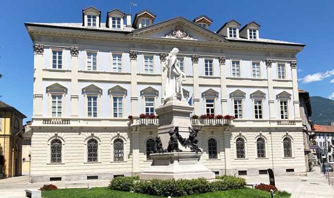 domo comune e statua