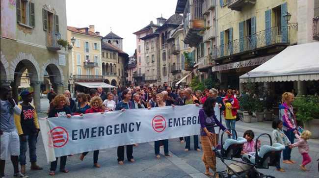 emergency piazza mercato striscione