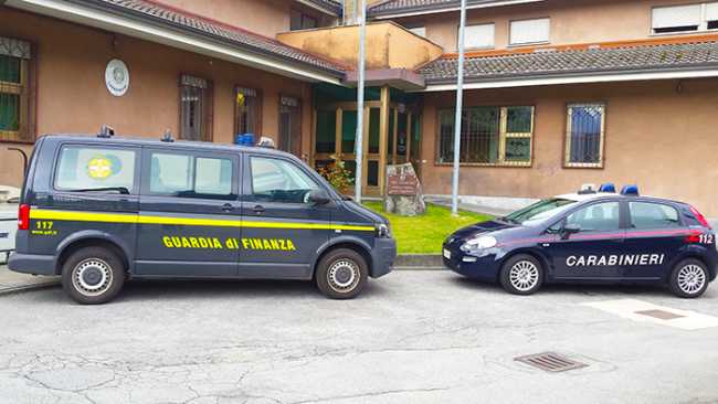 finanza carabinieri auto