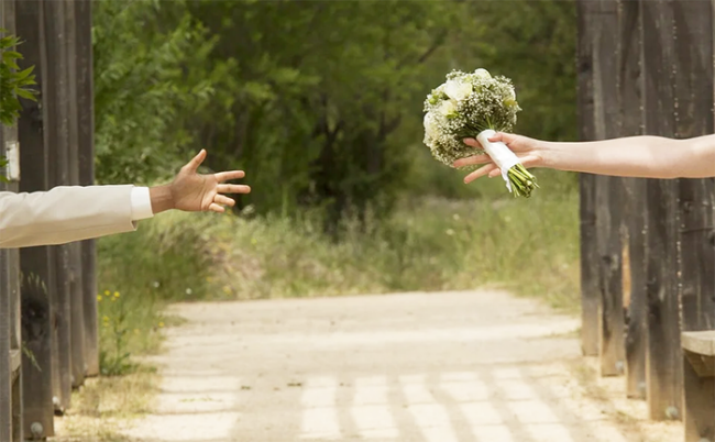 fiori matrimonio mani distanza