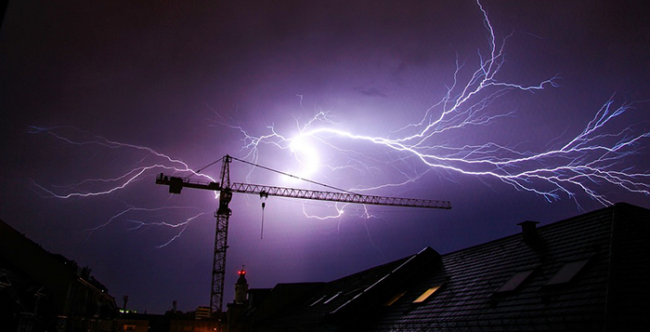 fulmine notte gru tetto