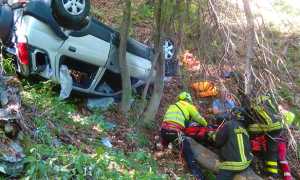 fuoristrada cappottato bosco vigili