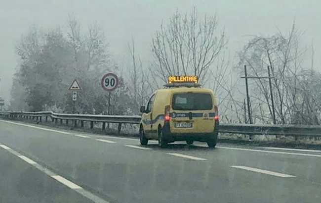 furgone rallentare superstrada