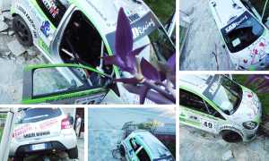 incidente rally auto cancello