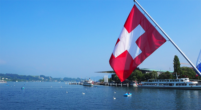 lago bandiera svizzera traghetto