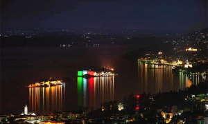 lago isole notte tricolore