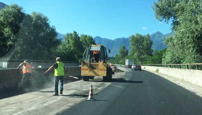 lavori superstrada asfalto corsia uomini