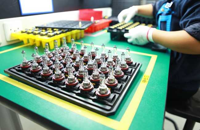 lavoro operaio fabbrica