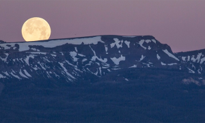 luna piena montagna neve