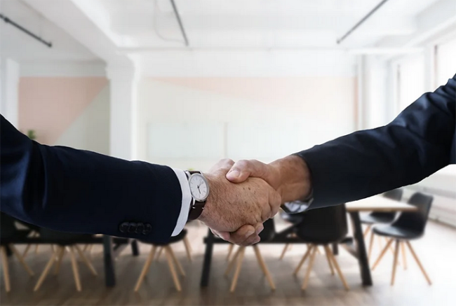 mani lavoro stretta sfondo tavolo