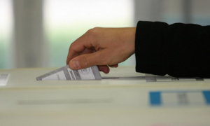 mano voto scheda urna