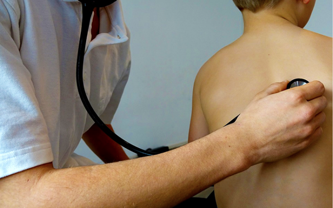 medico bambino schiena