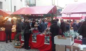 mercatino natale tende rosse avsi