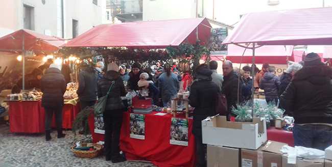 mercatino natale tende rosse avsi