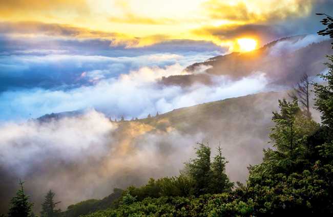 montagna tramonto nuvole