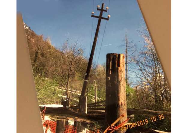 palo pericolante enel crevola