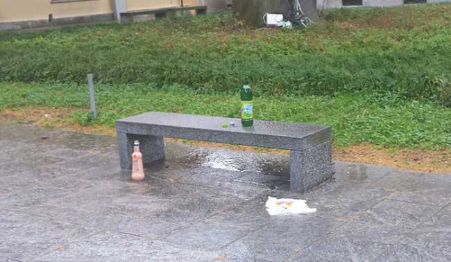 panchina bottiglie vandali degrado