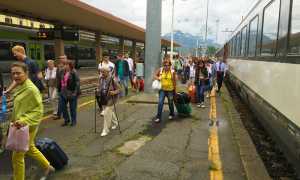 passeggeri ok treno stazione domo