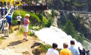 passerella cascata toce turisti