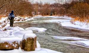 pescatore inverno fiume pesca