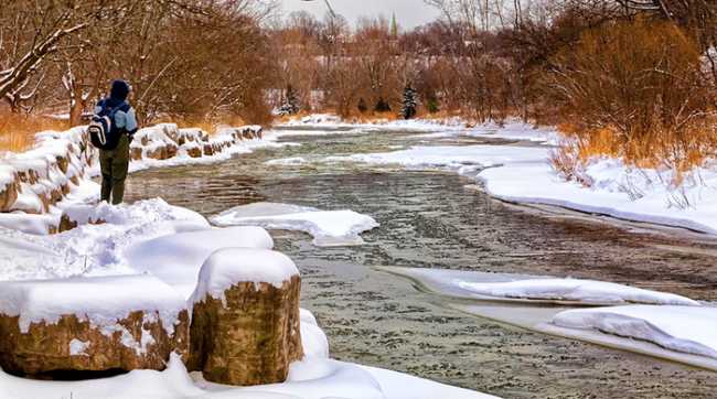 pescatore inverno fiume pesca