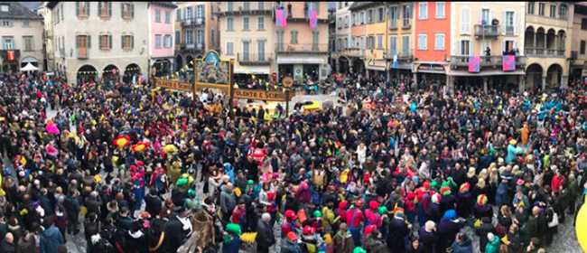 piazza carnevale grandangolo gente 17