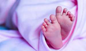 piedi bambina neonata