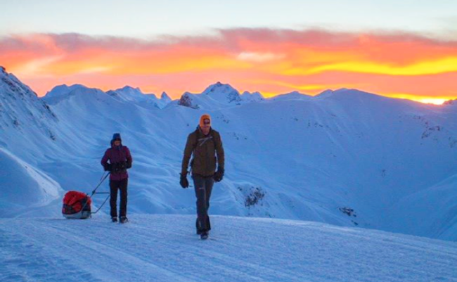 piedi neve slitta tramonto alaska