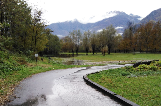 pioggia prati strada allagata