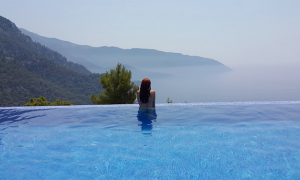 piscina montagna ragazza spalle