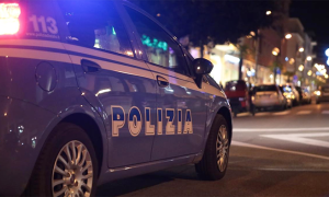 polizia strada notte scritta auto