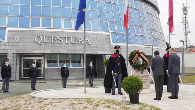 questura onore bandiere