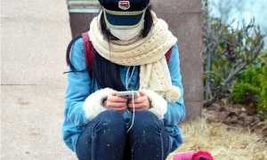 ragazza sola cellulare