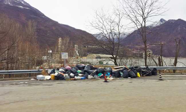 rifiuti superstrada pieve