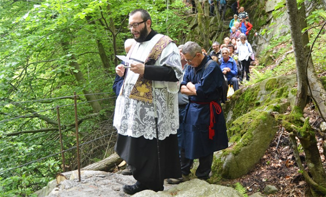 rogazioni castiglione prete sentiero fedeli 18