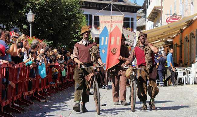 sfilata spazzacamini bici 17Raduno Internazionale dello Spazzacamino 2017 ph. Comune di Santa Maria Maggiore 7