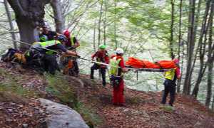soccorso barella bosco discesa uomini