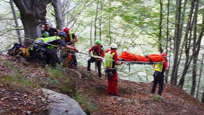 soccorso barella bosco discesa uomini