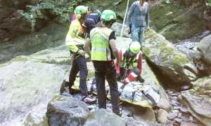soccorso barella fiume