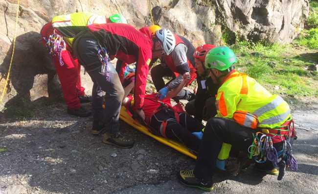soccorso ragazza barella