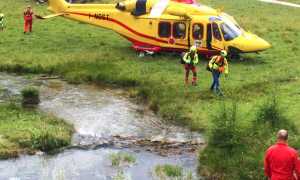 soccorso uomini elicottero torrente