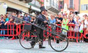 spazzacamino sfilata bicicletta 16