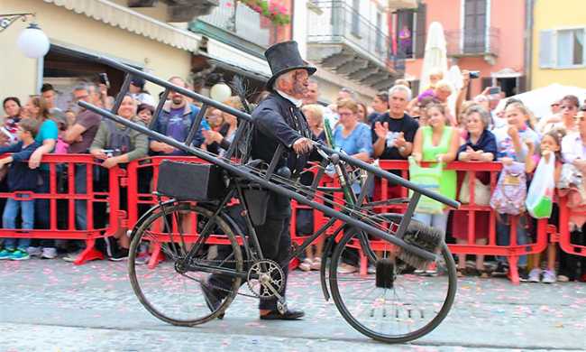 spazzacamino sfilata bicicletta 16