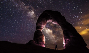 stelle arco roccia uomo