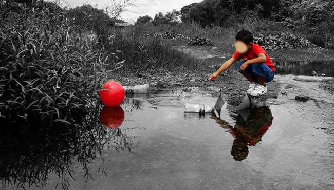 terreno inquinato bambino