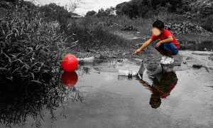 terreno inquinato bambino