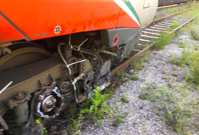 treno derragliato rotto binario