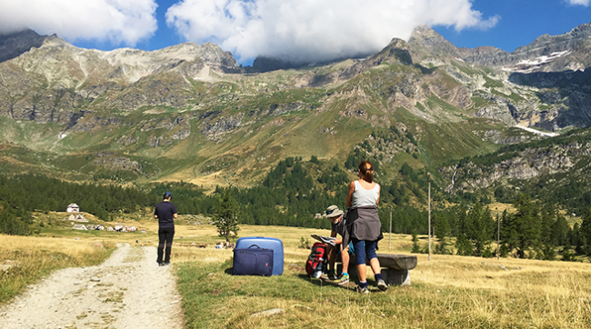 turisti alpe veglia valigie