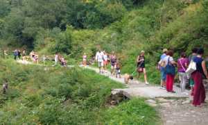 turisti sentiero montagna antrona